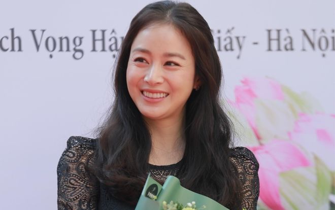 Kim Tae Hee xuất hiện trẻ trung, rạng rỡ trong vòng tay chào đón của 'biển người' hâm mộ xứ Hà Thành