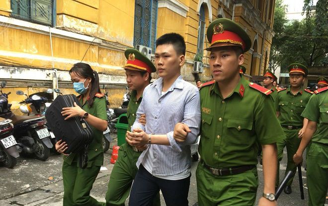 Chồng lãnh án chung thân bật khóc vì thương vợ mới sinh phải chăm con một mình