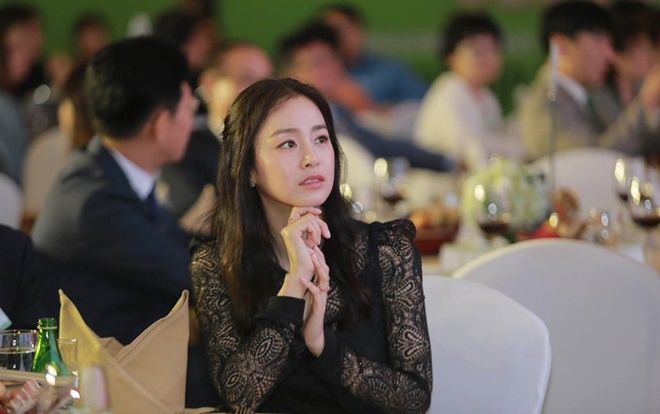 Phong thái nữ thần của Kim Tae Hee vẫn vô cùng rực rỡ giữa tiết trời lạnh của Hà Nội