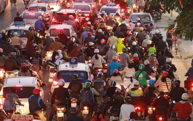 Đổ xô đi mua hàng giảm giá cuối ngày Black Friday, nhiều tuyến phố Thủ đô tắc nghẽn nghiêm trọng