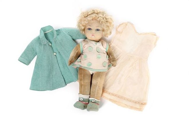 Búp bê yêu thích của Nữ hoàng Anh khi còn nhỏ được bán đấu giá