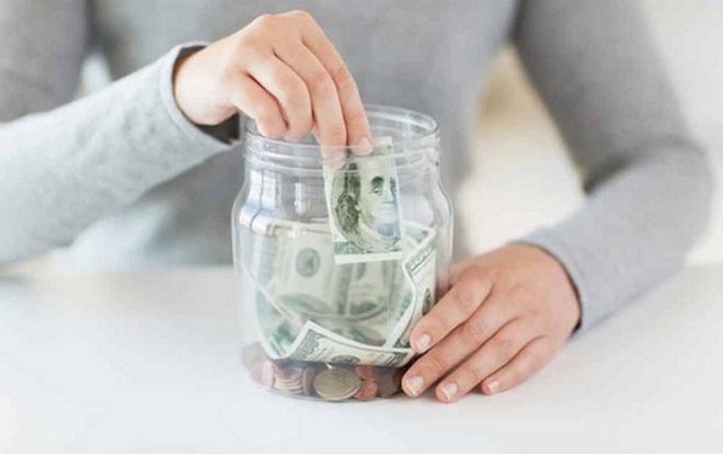 Tiêu tiền vào đâu sẽ quyết định cuộc đời bạn: Ăn uống chơi bời tốn 2 triệu thấy rẻ, mua cuốn sách 200 nghìn lại chê đắt