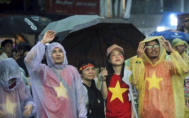 Hoãn xem ĐT Việt Nam - Campuchia vì bão số 9