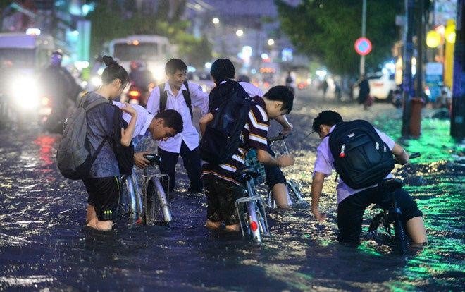 Nhiều trường Đại học ở TP.HCM gấp rút cho sinh viên nghỉ học tránh bão số 9