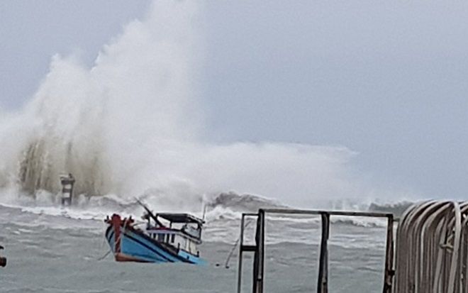 Sáng 25/11 bão số 9 đang áp sát Vũng Tàu và Bến Tre, gió giật cấp 13