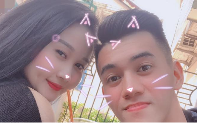Bạn gái 'bốc lửa' liên tục livestream nói về 'vua dội bom ĐTVN'