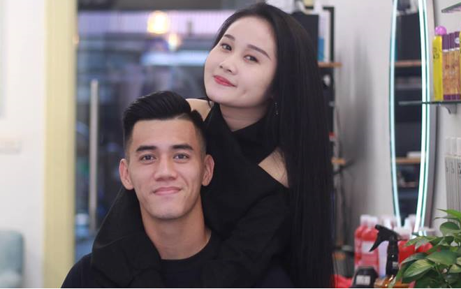 'Vua dội bom ĐTVN' dẫn bạn gái nóng bỏng đi làm tóc, tâm sự đầy ngọt ngào