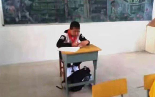 Cậu bé bị ngồi góc lớp, không được làm bài thi vì lý do ai nghe cũng phẫn nộ