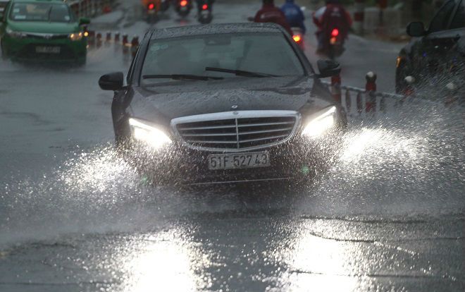 Người Sài Gòn lao đao trong biển nước vì mưa to gió giật mạnh do ảnh hưởng của bão số 9