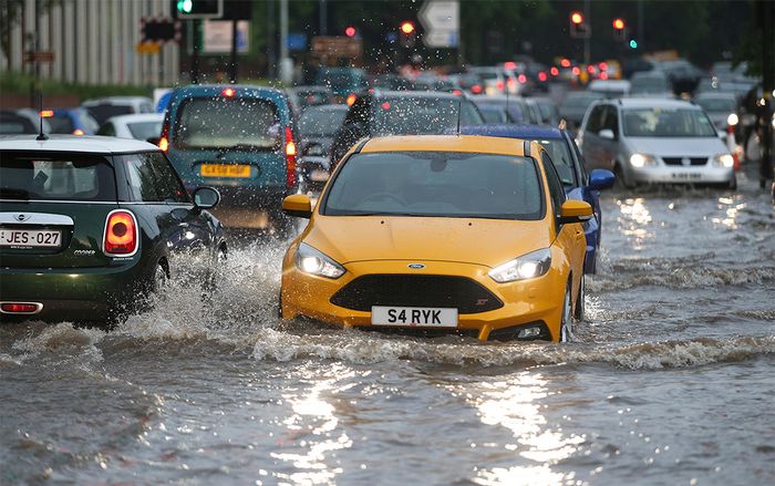 Những quy tắc vàng cần biết khi lái xe trong thời tiết mưa bão