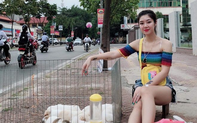 Cộng đồng mạng chết mê chết mệt với hot girl bán thú cưng bên lề đường