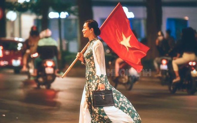 Bức ảnh hot nhất mùa AFF Cup 2018: Nghệ sĩ Chiều Xuân trong bộ váy hoa xanh cầm cờ Tổ quốc đi trên phố
