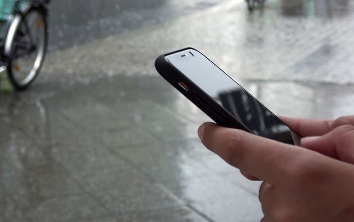 Nguyên tắc an toàn mà bạn nên thuộc nằm lòng khi dùng smartphone, TV,… dưới trời mưa bão
