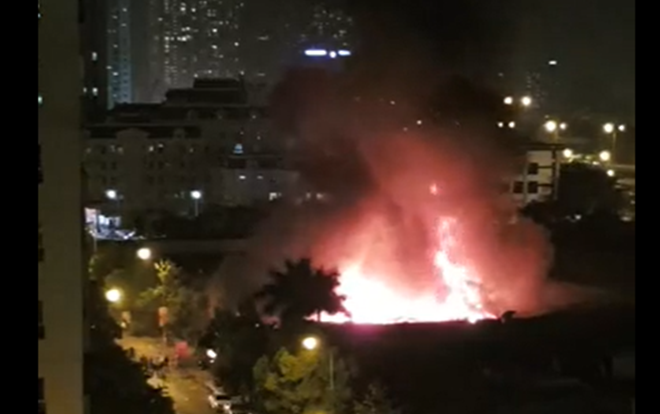 Gara ô tô bất ngờ bùng cháy dữ dội trong đêm ở Hà Nội