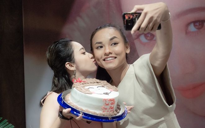 Gia Linh chiêu đãi fan liên khúc acoustic đầy ngẫu hứng, thân thiết bên Mai Ngô ngày sinh nhật