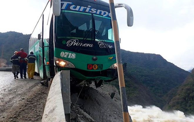 Thót tim khoảnh khắc xe buýt mắc kẹt trên vách đá