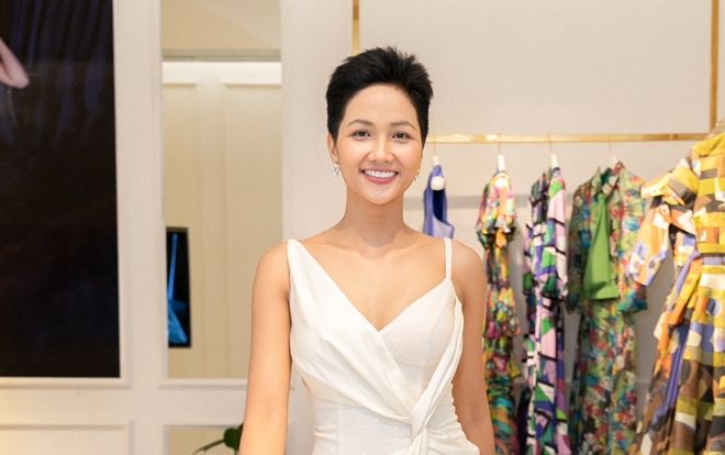 Góc thắc mắc: Đi thi Miss Universe chỉ 15 ngày, H'Hen Niê sẽ mặc sao cho hết 70 bộ trang phục mang theo?