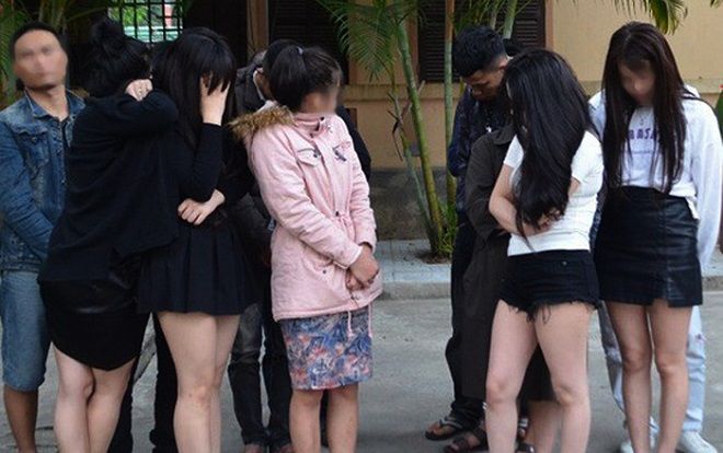 Bắt quả tang 7 thiếu nữ thuê khách sạn sử dụng ma túy với 10 người đàn ông