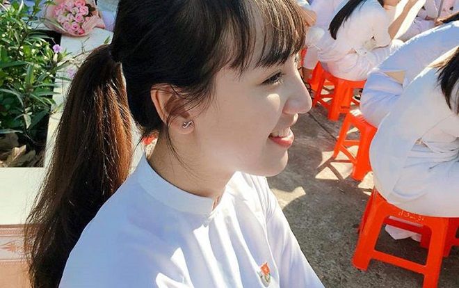 'Góc nghiêng thần thánh' của nữ sinh Bình Phước và bức ảnh chính diện khiến nhiều người ngỡ ngàng