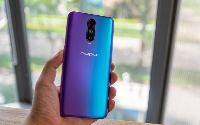 Trên tay OPPO R17 Pro vừa ra mắt: Mặt lưng chuyển sắc siêu đẹp, mới nhìn là thích mê mệt!