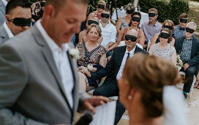 Đằng sau bức ảnh các vị khách đeo bịt mắt trong đám cưới là câu chuyện đẹp như cổ tích