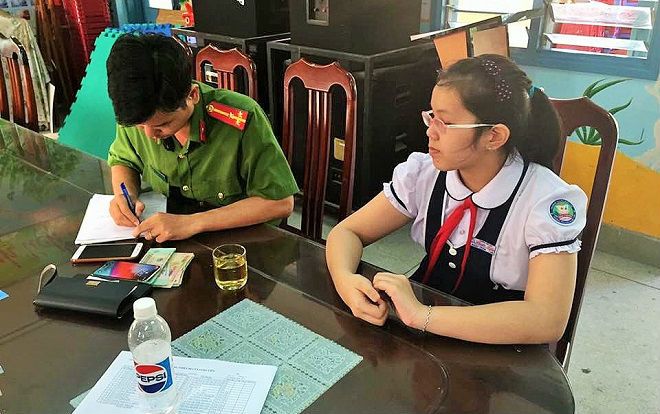 Nữ sinh lớp 5 ở Nha Trang trả lại gần 12 triệu đồng và điện thoại iPhone X cho người đánh rơi