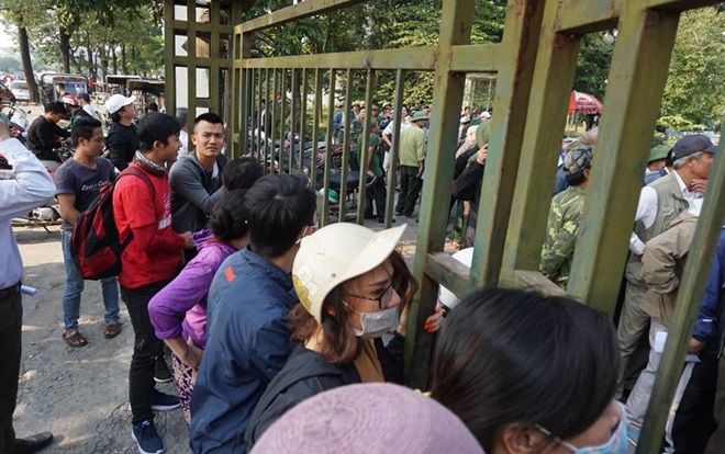 BTC thông báo hết vé bán kết AFF Cup, người hâm mộ kéo đến trụ sở VFF 'chất vấn'