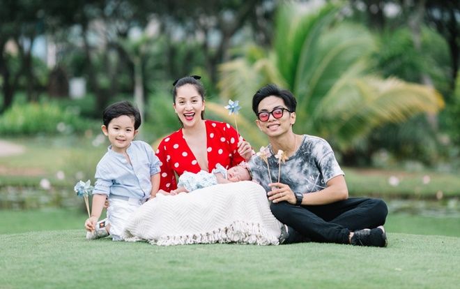 Phì cười vì phản ứng của con trai khi thấy Phan Hiển và Khánh Thi ôm nhau