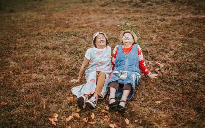 Chụp ảnh như bạn thân nhưng mối quan hệ thực sự của 2 cụ bà càng khiến người ta thêm ngưỡng mộ