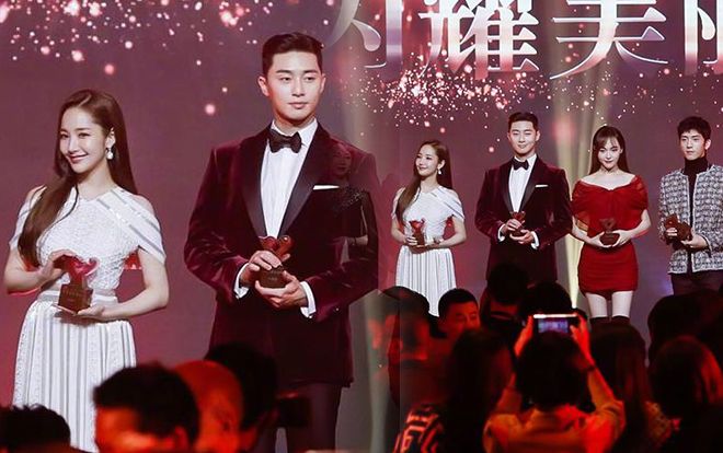 Lần đầu đứng cạnh sau tin đồn hẹn hò, Park Seo Joon - Park Min Young vẫn 'mỗi người nhìn một hướng' không chạm mắt nhau