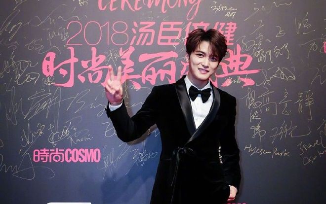 Jaejoong khoe vẻ đẹp 'hack tuổi', xuất hiện cực điển trai trên thảm đỏ khiến fan rần rần