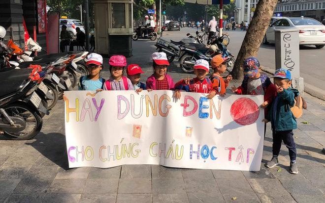 Cầm tờ giấy qua đường, các em nhỏ khiến người lớn phải giật mình suy ngẫm!