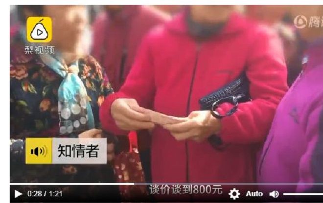 Làm giàu kiểu mới: Các bà cụ lập team chặn xe cưới đòi tiền mới cho đi khiến khổ chủ xanh mặt