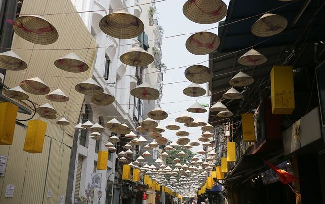 Độc đáo con đường nón lá giữa lòng Hà Nội thu hút hàng nghìn khách du lịch