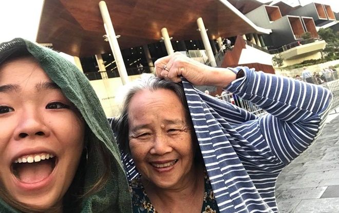 2 năm làm thêm tại KFC, cô gái trẻ 17 tuổi biến ước mơ thành hiện thực đưa bà du lịch Sydney