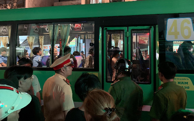 Người dân bức xúc bao vây xe buýt khi chứng kiến cảnh phụ xe dùng hung khí truy đuổi người sau va chạm