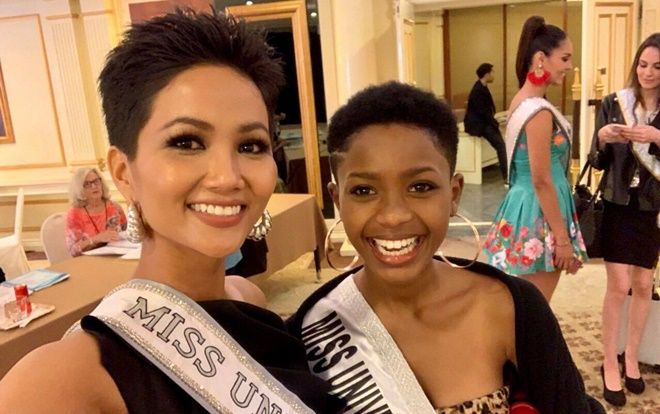 Ngày thứ 2 của H'Hen Niê ở Miss Universe: 'Chặt đẹp' chị em sinh đôi, đeo kính hàng hiệu như 'chị đại'