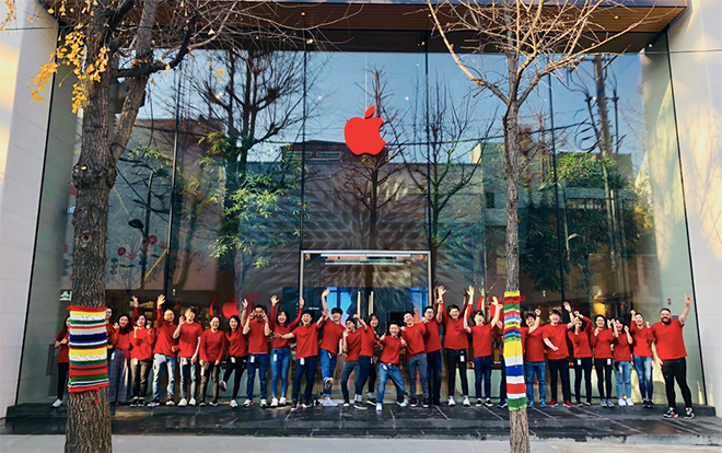 Logo 'táo khuyết' tại Apple Store khắp nơi trên thế giới đang chuyển sang màu đỏ, đây là lý do vì sao