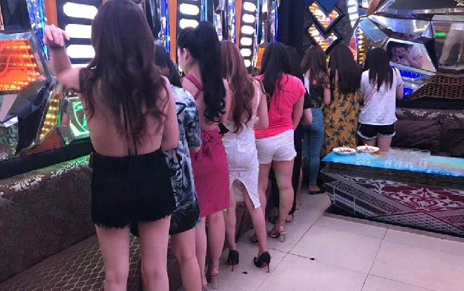 Phát hiện 60 tiếp viên chuyên phục vụ khách nước ngoài tại quán karaoke không phép ở Sài Gòn 