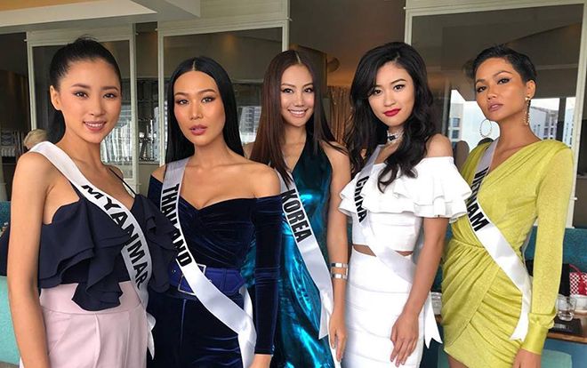 Đi ăn thôi mà H'hen Niê cũng lên đồ nổi bật như thỏi nam châm hút mọi ánh nhìn