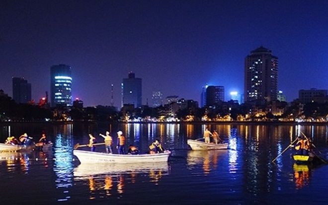 Nghi nhận lời thách đố nửa đêm bơi qua hồ Hoàng Cầu chỉ để lấy 300k, 1 thanh niên tử vong vì đuối nước