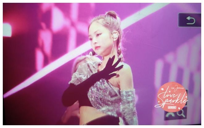 Melon Music Awards 2018: Ơn trời hôm nay Jennie không mặc áo đỏ