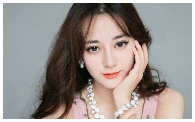 Sợ bị săm soi, Địch Lệ Nhiệt Ba liên tục đưa tay che vòng một khi mặc váy hở sâu