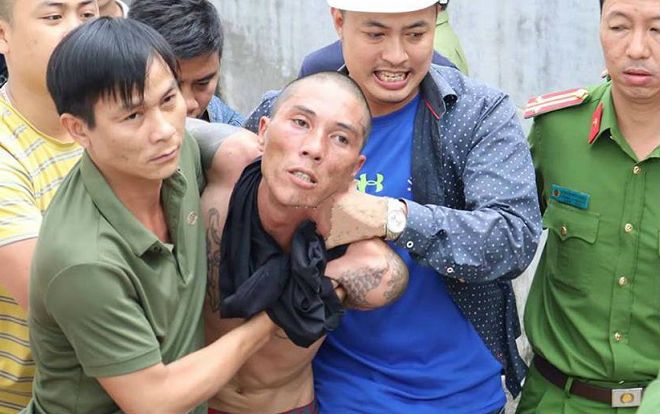 Khởi tố người cha 'ngáo đá' dọa ném con 1 tuổi từ mái nhà xuống