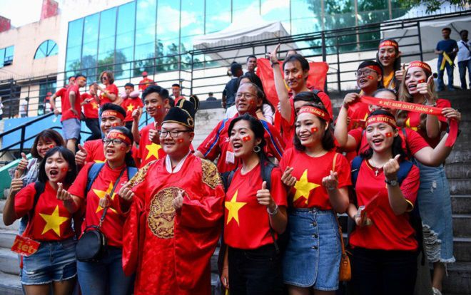 'Hoàng thượng' Hàn Quốc được fan girl Việt Nam chăm sóc nhiệt tình