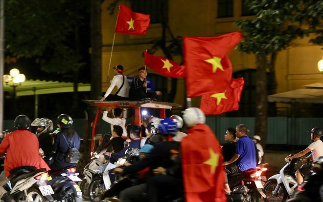Máy cày, xe ben cùng hàng triệu CĐV xuống đường đón bão mừng chiến thắng đội tuyển Việt Nam trước Philippines