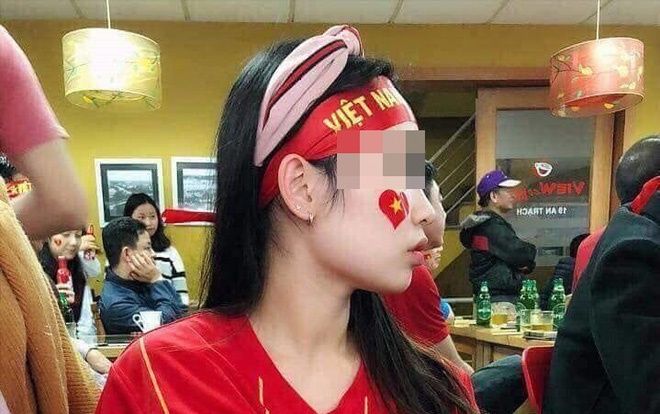 Hình ảnh nữ cổ động viên đặc biệt vừa cổ vũ bóng đá vừa cho con bú gây sốt mạng xã hội