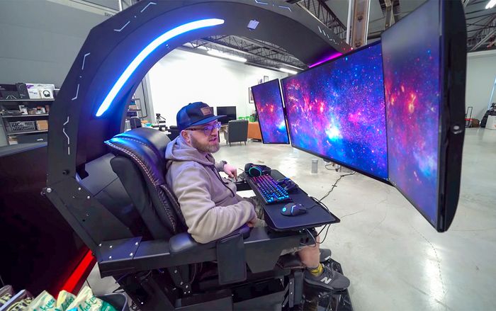 Cận cảnh dàn PC khủng 700 triệu đồng với 3 màn hình, có tính năng massage và có sẵn tủ lạnh