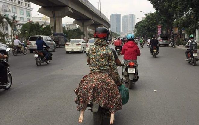 Bức ảnh hot nhất hôm nay: Ninja ngồi sau xe máy và cặp giò trắng nõn thò ra khiến dân mạng giật mình