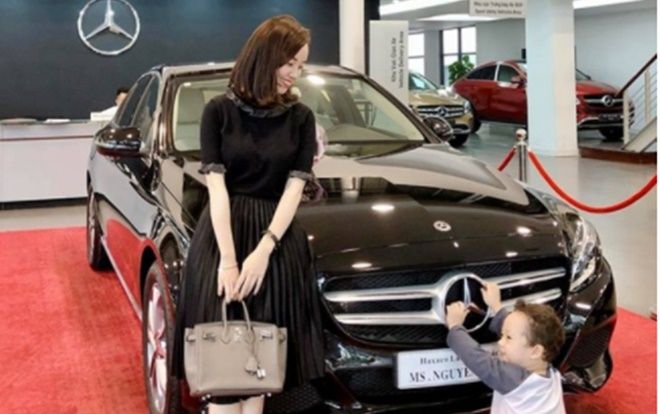 Hậu chia tay Mạc Hồng Quân, hot girl Ly Kute hạnh phúc bên con trai và thường xuyên tậu xe hơi mới